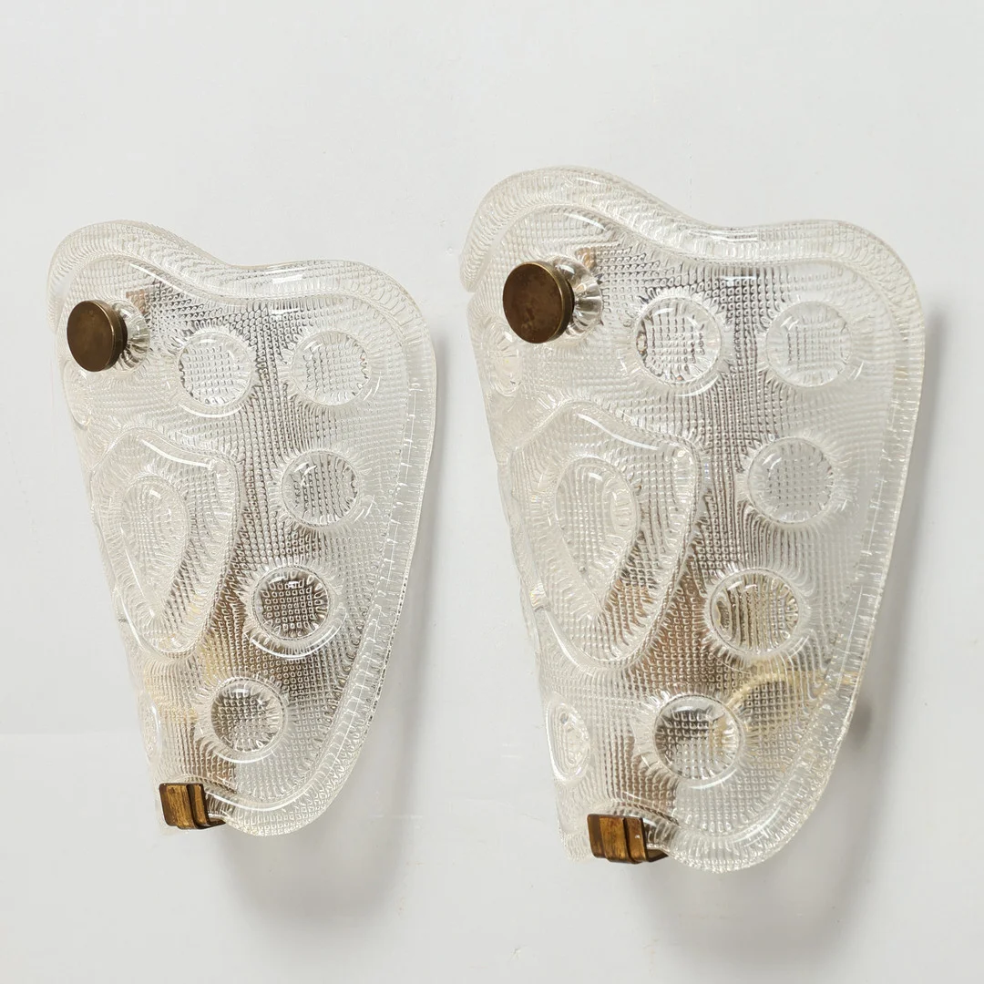 CARL FAGERLUND. Et par væglamper af glas og beslag af messing, Lyfa og Orrefors, Danmark / Sverige, 1900-tallets anden halvdel, (2). — Wall Lights — Palsgaard Kunstauktioner