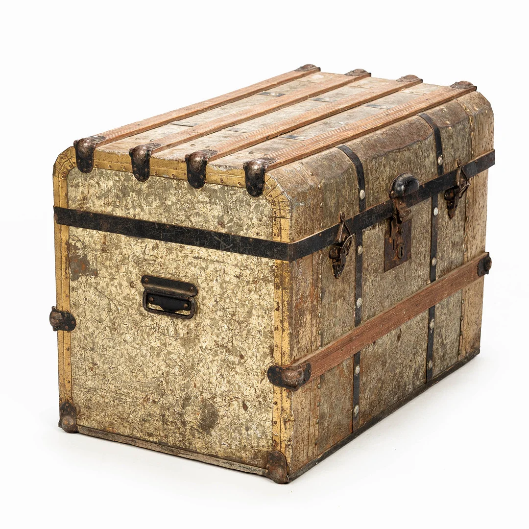 KOFFERT, "Amerikakoffert", kista, 1900-talets första hälft. — Other — Norrlands Auktionsverk