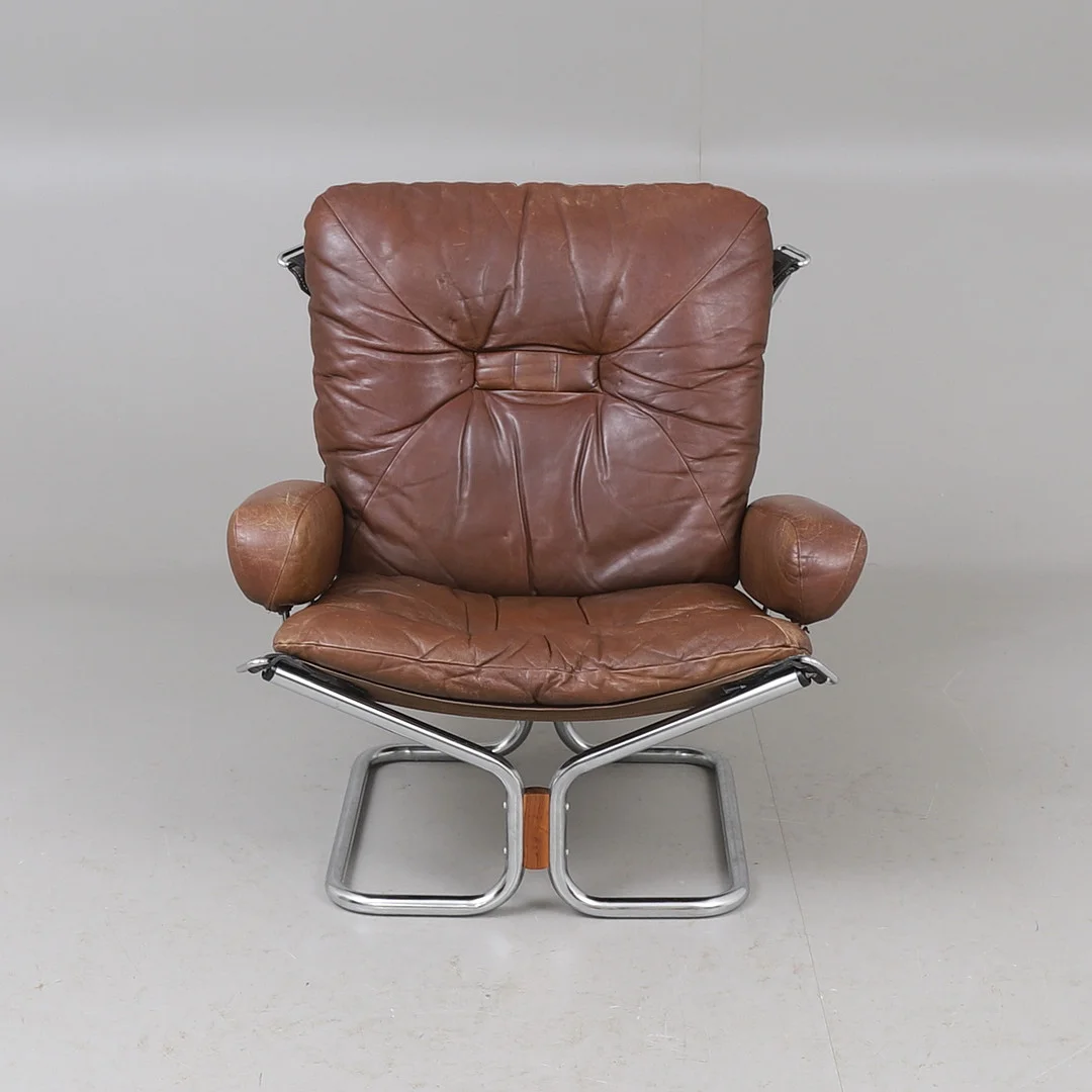 HARALD RELLING. Fåtölj , läder, stomme av metall, "Wing", Westnofa Norge, 1970-tal. — Armchairs & Chairs — RA Auktionsverket Norrköping