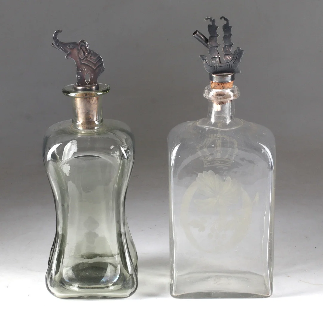 KARAFFER, 2 st, glas, bl.a. kluckflaska, 1900-tal. — Utility glass — Stadsauktion Sundsvall
