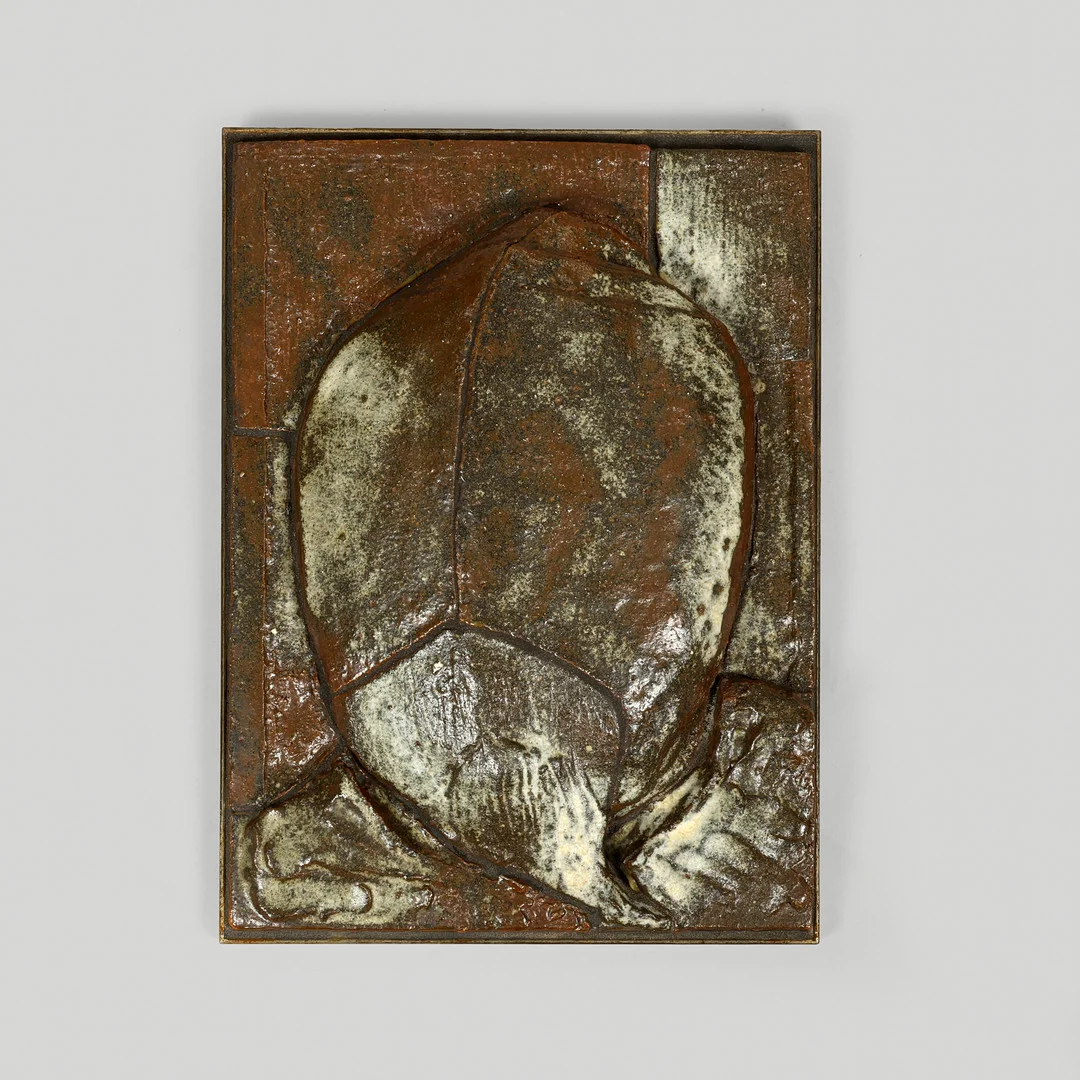 TORA GARDE (1923-2013). Glazed stoneware relief with organic motif mounted in iron frame, executed in own workshop in Denmark, exhibited in 1999. — Sculptures & Bronzes — Palsgaard Kunstauktioner