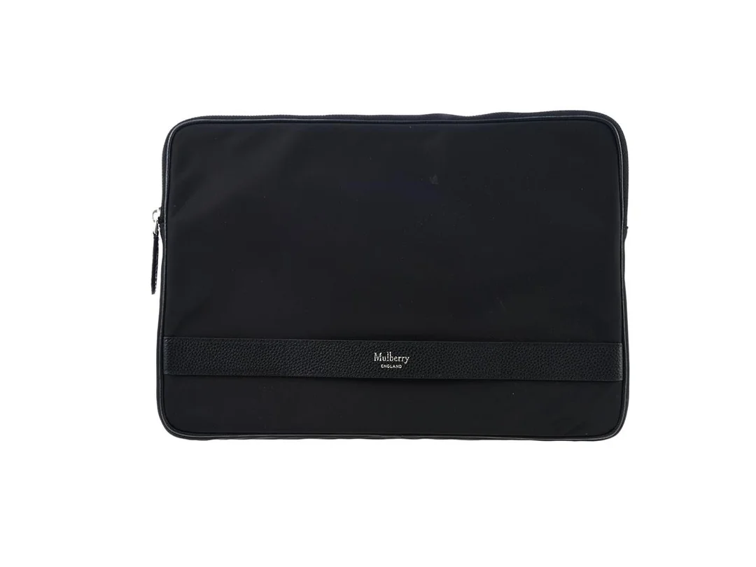FODRAL, MULBERRY, svart nylon, svart läder, silverfärgade beslag, 34x24x2 cm, en liten fläck på nylon. — Accessoarer/Ipadfodral — Kaplans