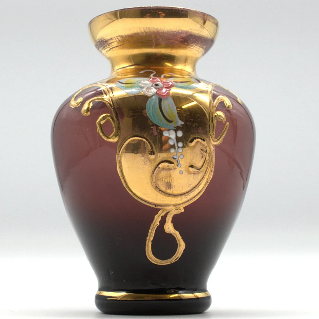 VENEZIANISCHE VASE, GLAS, AMETHYSTFARBEN, MIT GOLD UND BLUMENDEKOR, ITALIEN UM 1970, HÖHE CA. 10 CM. — Art glass — Kunst- und Auktionshaus Kleinhenz