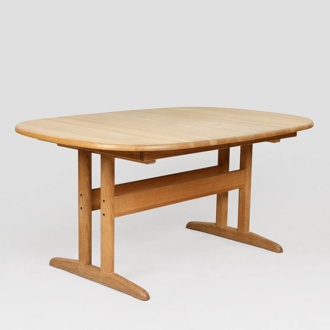 GANGSØ MØBLER. Ovalt spisebord af massiv eg med 'Shakerstel', udtræk samt enkelt tillægsplade. (2). — Dining tables — Palsgaard Kunstauktioner