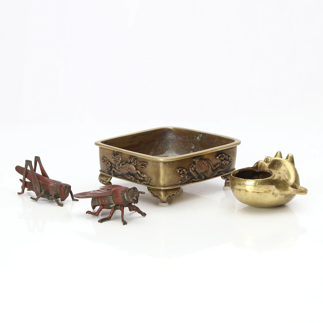 ASIATISKA METALLFÖREMÅL, FYRA ST. 1900-tal. — Bronzes — Skånes Auktionsverk