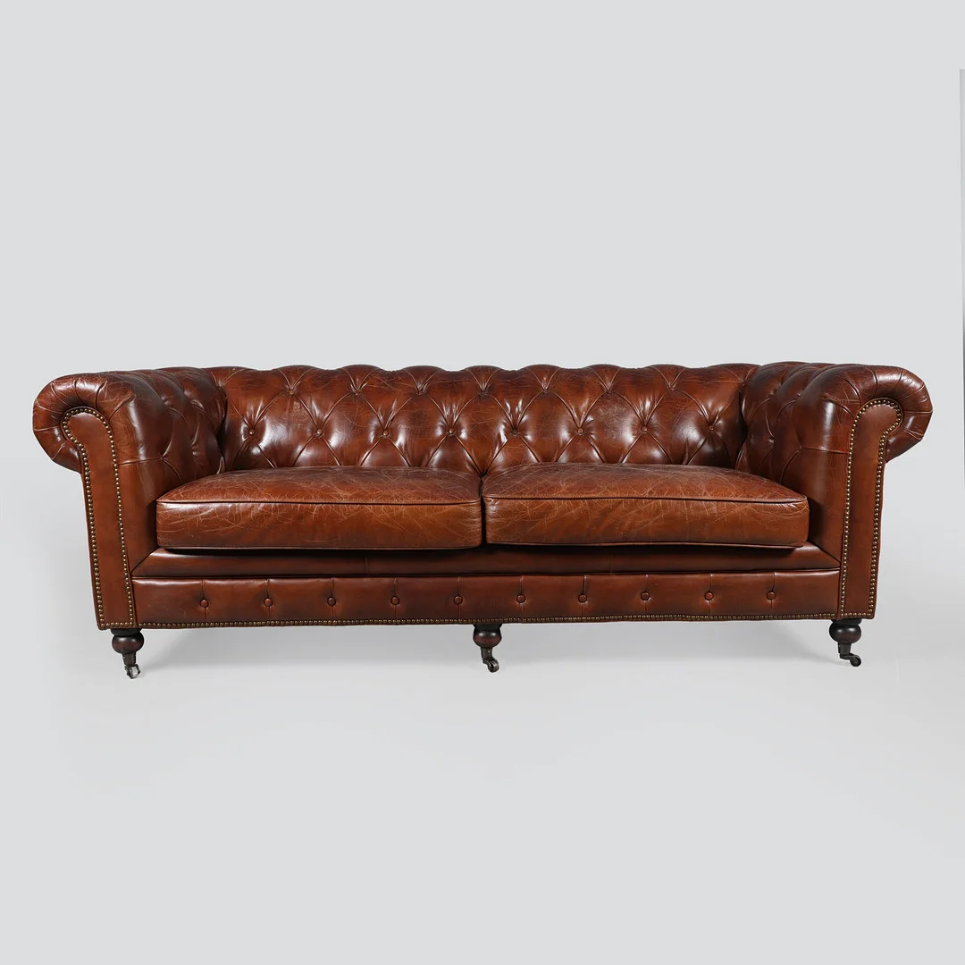 Tre-personers sofa betrukket med knapsyet og sømslået brunt læder, Chesterfield stil. — Sofas & Seatings — Bidstrup Auktioner
