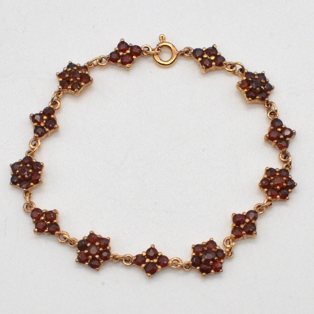 GLIEDERARMBAND MIT ALMANDIN IM RUNDSCHLIFF, VERGOLDETE FASSUNG AUS STERLINGSILBER, HANDGEMACHT, UM 1950, CA. 18,5 CM. — Bracelets — Kunst- und Auktionshaus Kleinhenz