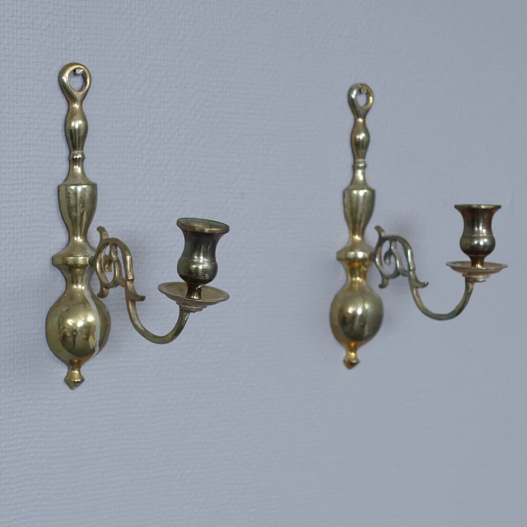 PARET VÄGGLJUSSTAKAR I MÄSSING, BAROCKSTIL, 1900-TAL. — Candlesticks — Auktionskammaren Sydost Kalmar