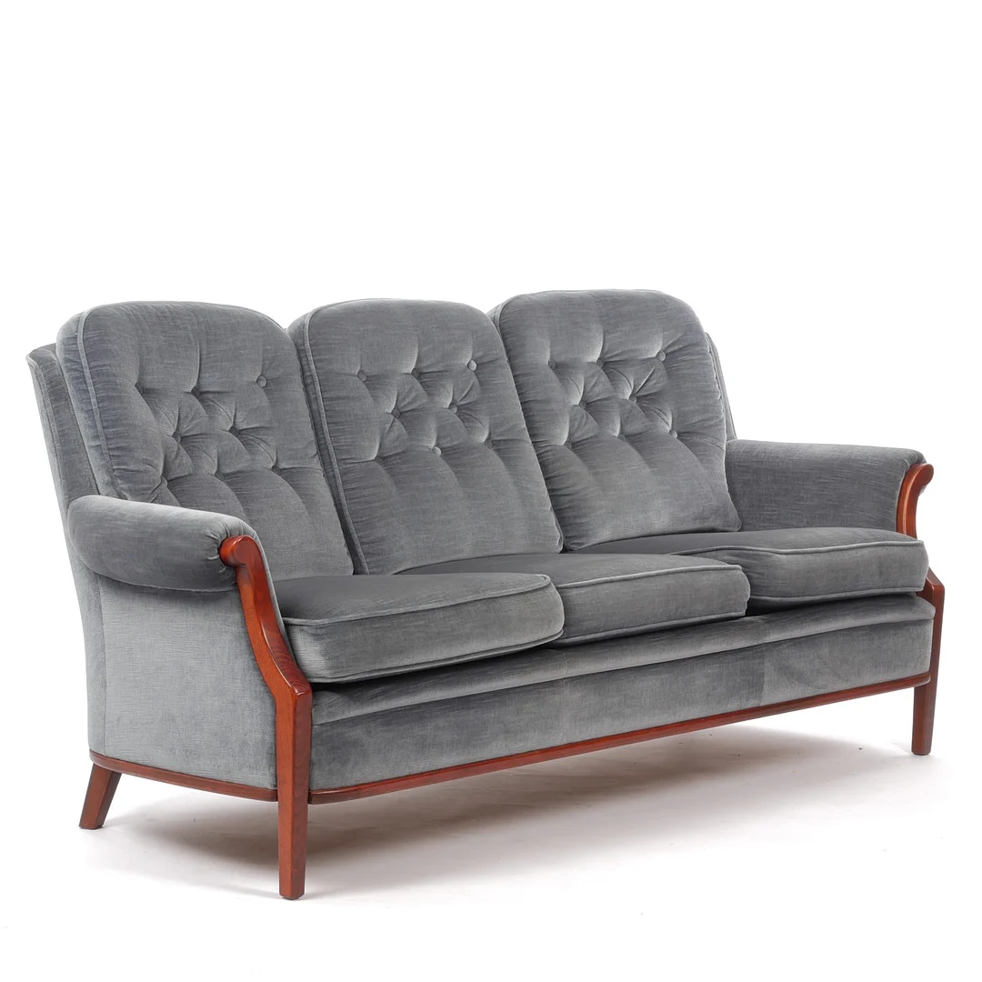 SOFFA, tresits, plysch, Bröderna Anderssons. 1900-talets sista kvartal. — Armchairs & Chairs — Auktionsfirma Kenneth Svensson i Kalmar