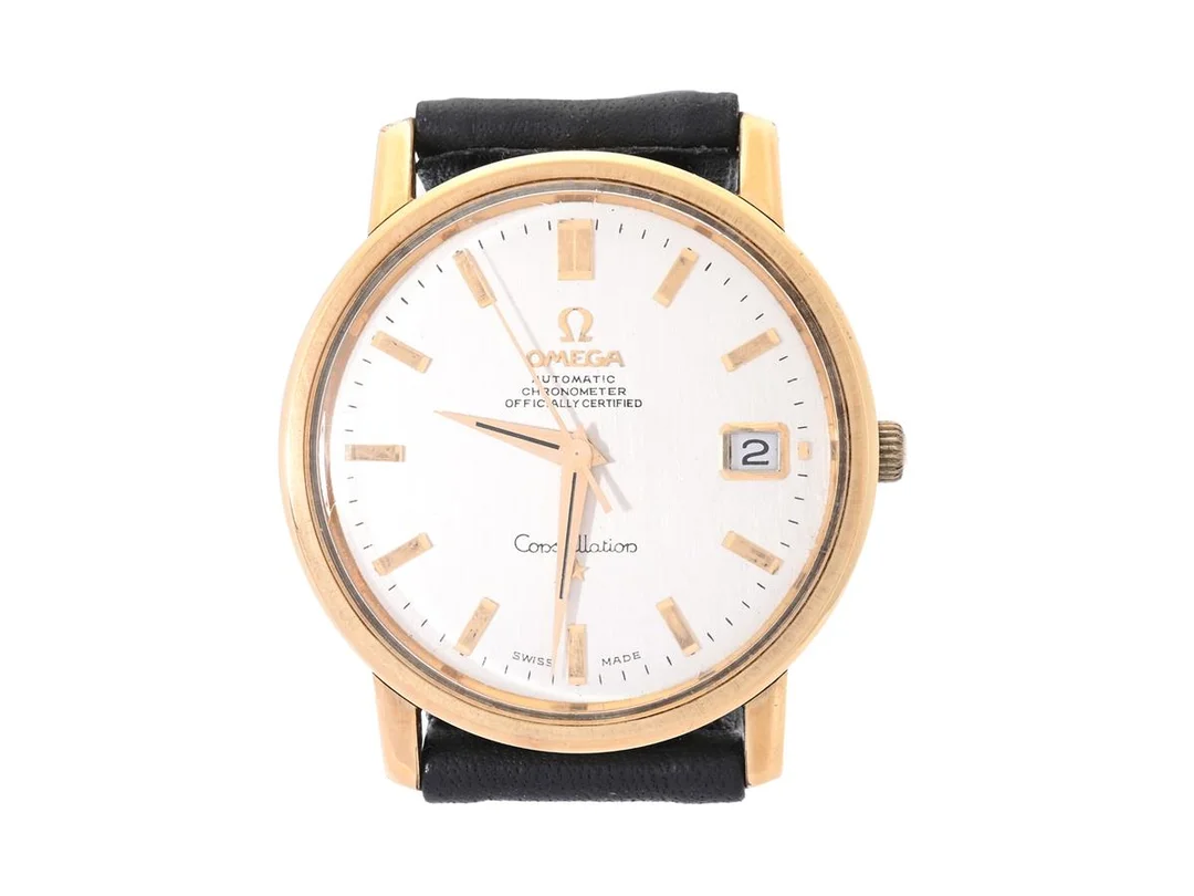 OMEGA, Constellation, Chronometer, Cal 564, Serie nr. 26889015, Ref nr. CD 168.018, Boett nr. 168.018 (S.F), herrur, 35 mm, guld på stål, automatisk, plexiglas, datum, skadad/renoverad urtavla/visare, läderband, originalspänne i doublé, ca 1968. — Klockor/Omega — Kaplans