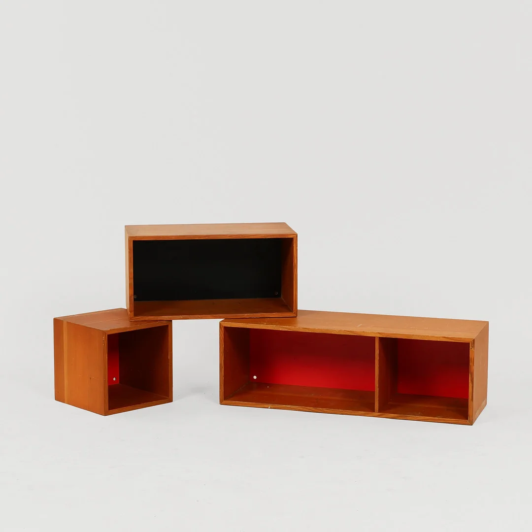 Sæt på tre bogkasser af oregon pine, Kolds Savværk, Kerteminde, Danmark, 1900-tallets anden halvdel, (3). — Cupboards, Cabinets & Shelves — Palsgaard Kunstauktioner