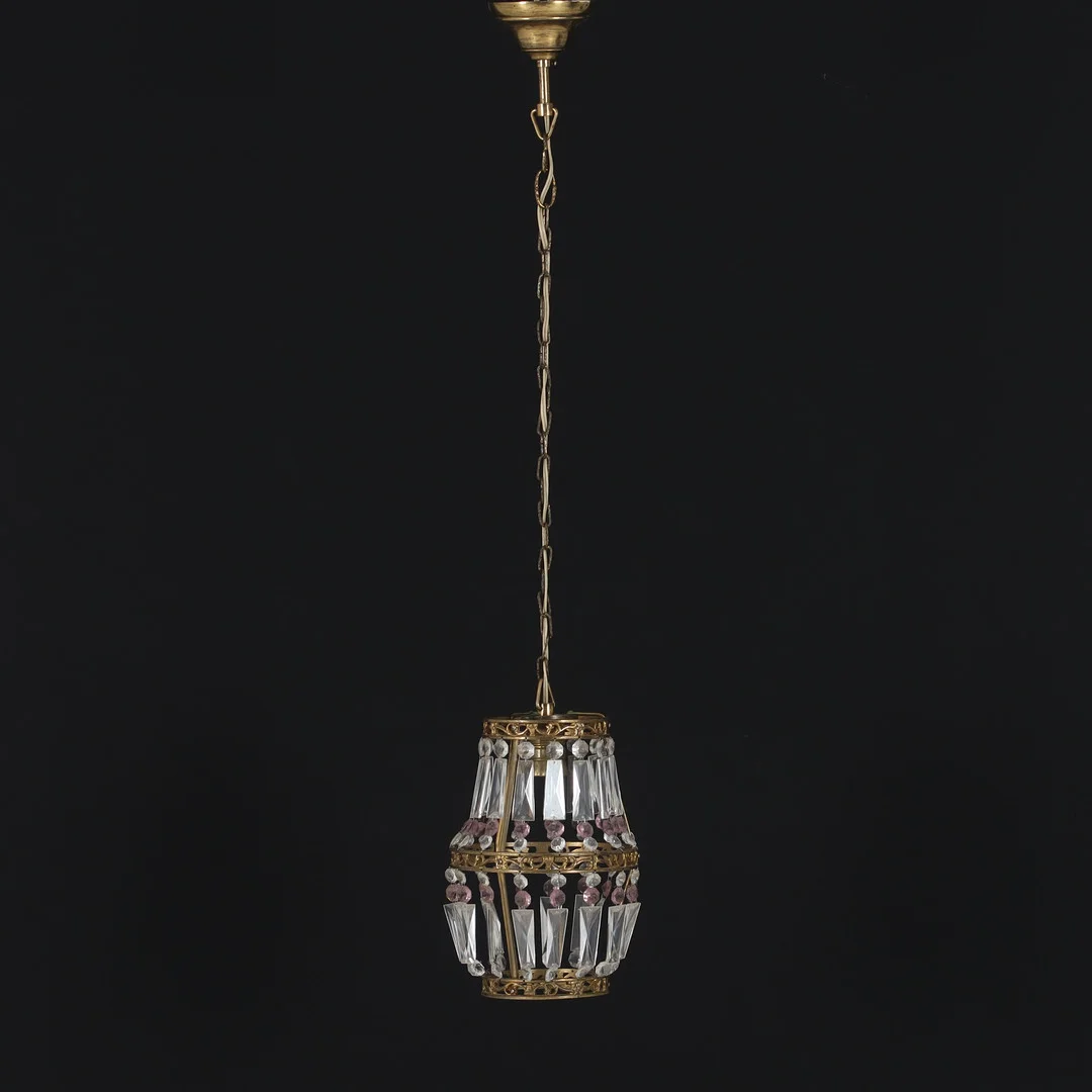 TAKLAMPA, behängd med prismor, 1900-tal. — Ceiling lights — Stadsauktion Sundsvall