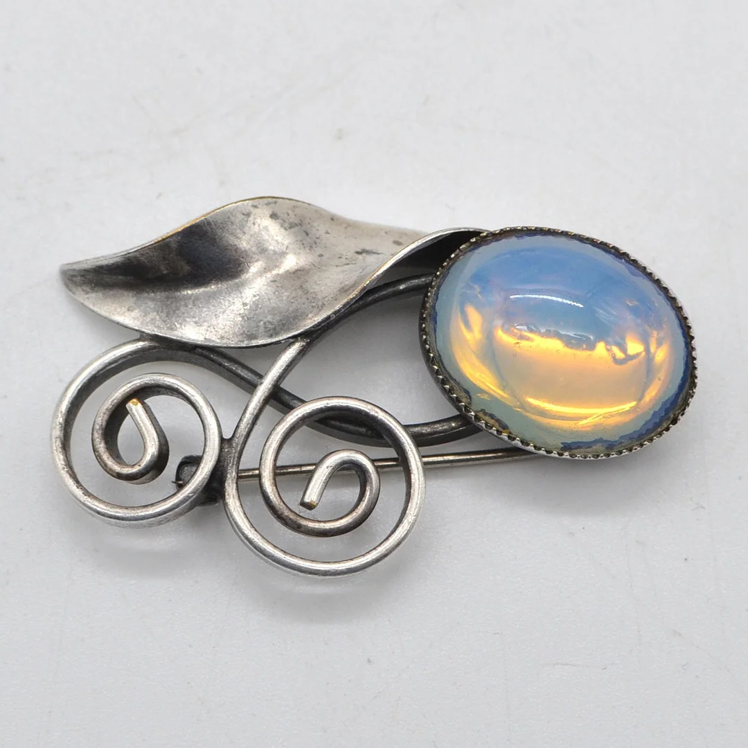 JUGENDSTILBROSCHE AUS SILBER (GEPRÜFT), OPALITH-CABOCHON, HANDGEMACHT, UM 1900. — Brooches & Pendants — Kunst- und Auktionshaus Kleinhenz