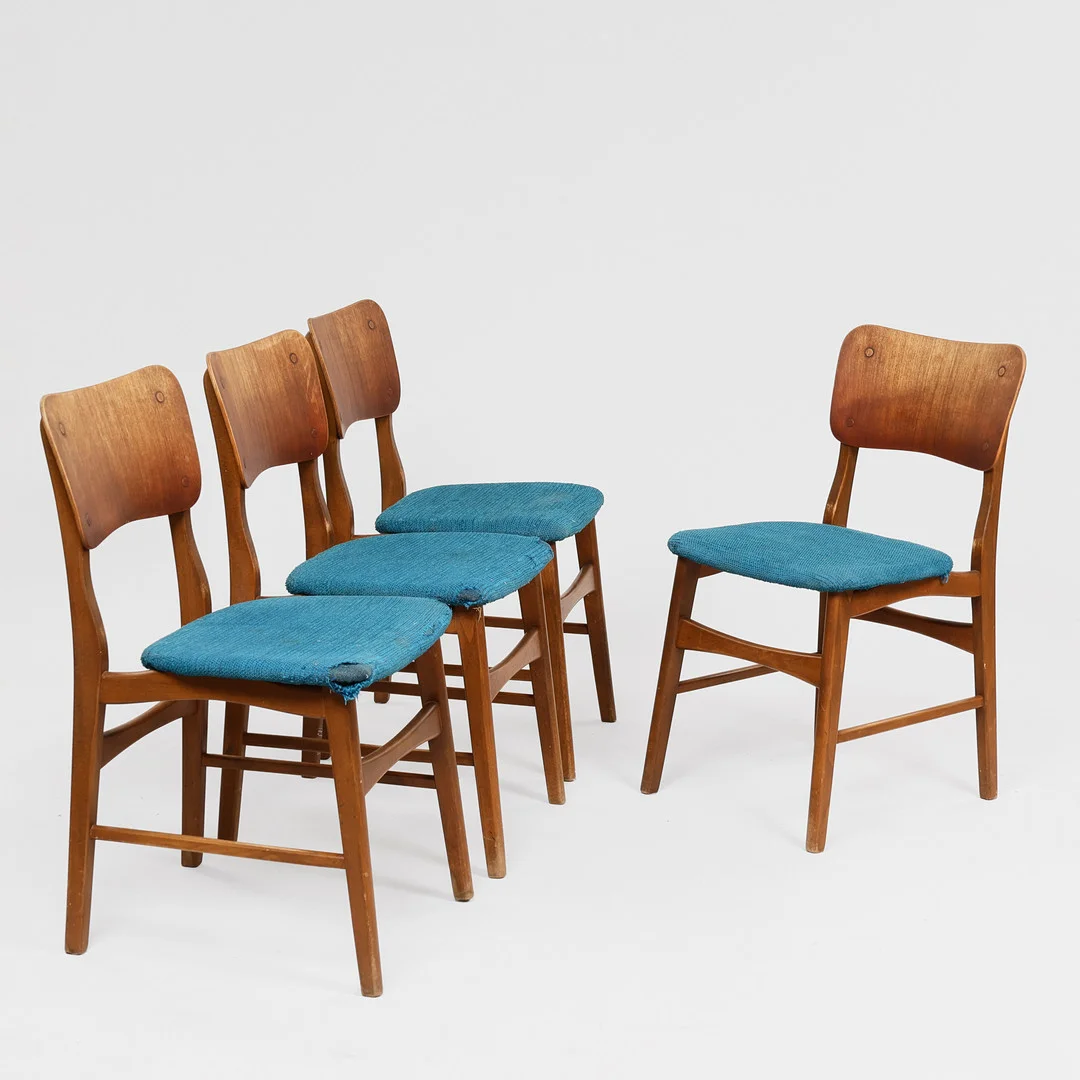 IB KOFOD-LARSEN. Et sæt på fire spisebordsstole med stel af bøg og kopstykke af teak, sæder betrukket med blåt uldstof, Boltinge stolefabrik, Danmark, 1960'erne, (4). — Armchairs & Chairs — Palsgaard Kunstauktioner