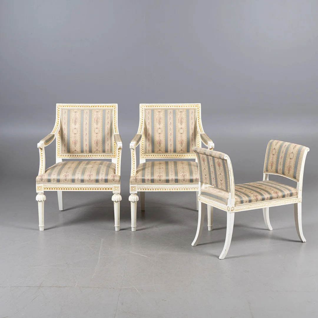KARMSTOLAR ETT PAR SAMT BANKETT, gustaviansk stil, vitmålat, 1900-tal. — Armchairs & Chairs — Stockholms Auktionsverk Helsingborg