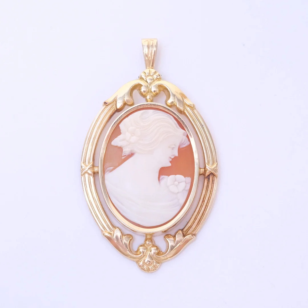 HÄNGE MED CAME, 18K GULD. — Brooches & Pendants — Björnssons Auktionskammare