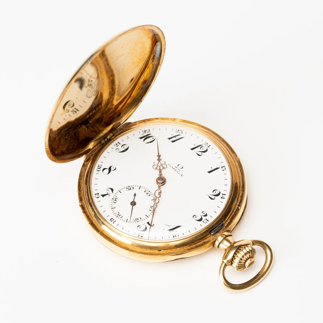 OMEGA. Fickur, yttre boett av guld, 18K, savonett, manuell, ankargång, 1930-tal. — Pocket & Stop Watches — Auktionshuset Kolonn