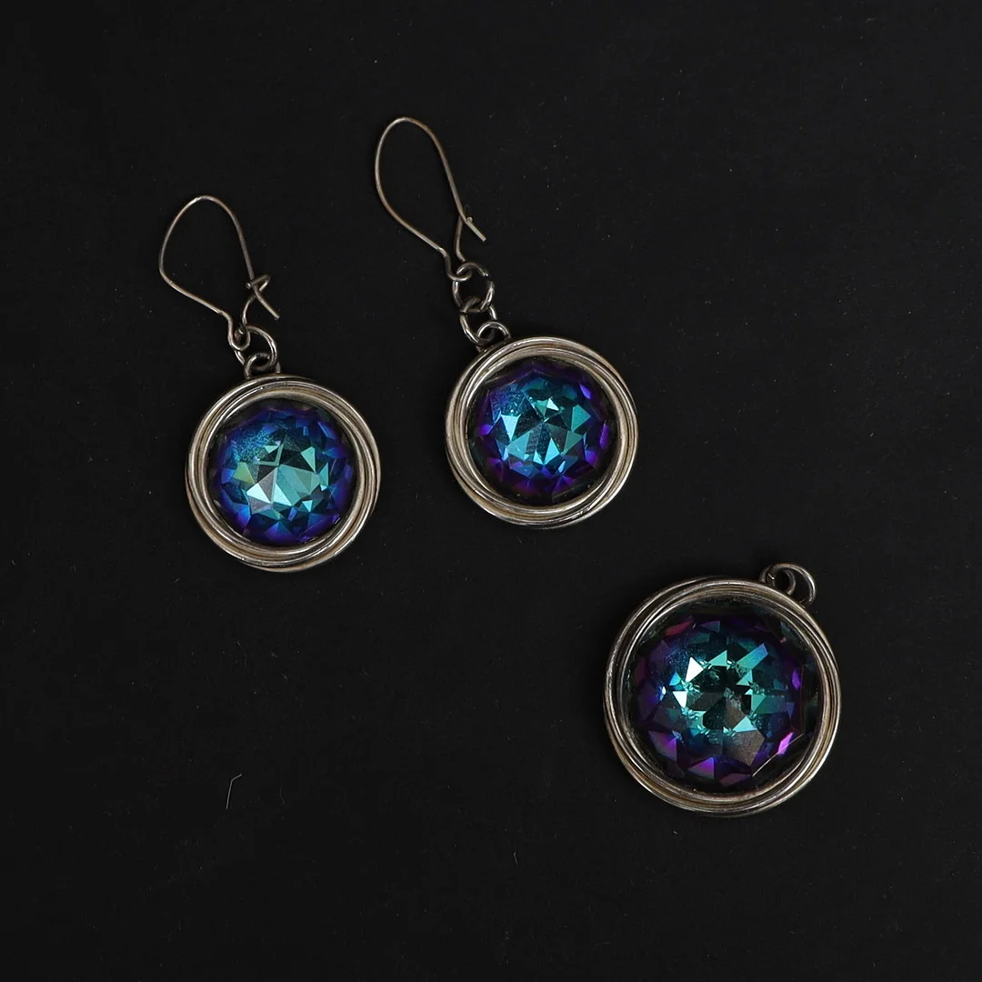 ÖRHÄNGEN ETT PAR, samt hänge, metall med infattade färgade dekorer. — Earrings — Falun Auktionsbyrå