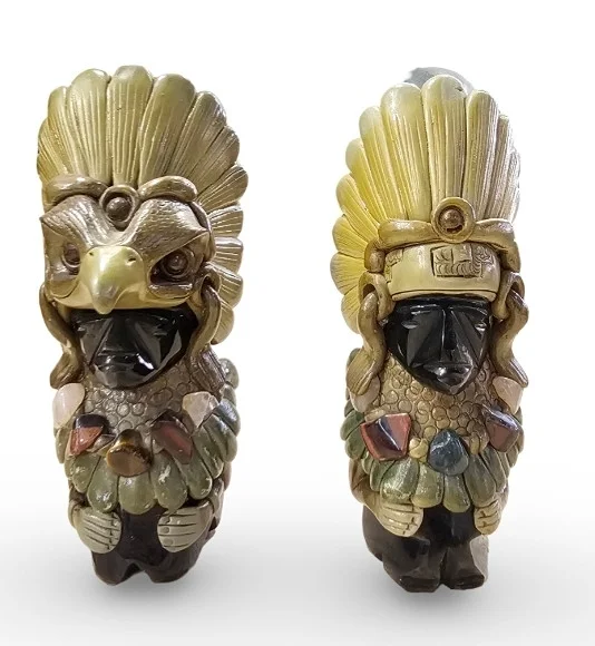 Pareja de figuras de guerreros aztecas en obsidiana negra tallada con aplicaciones de piedras semi preciosas. — Sculptures & Bronzes — Arce Auctions
