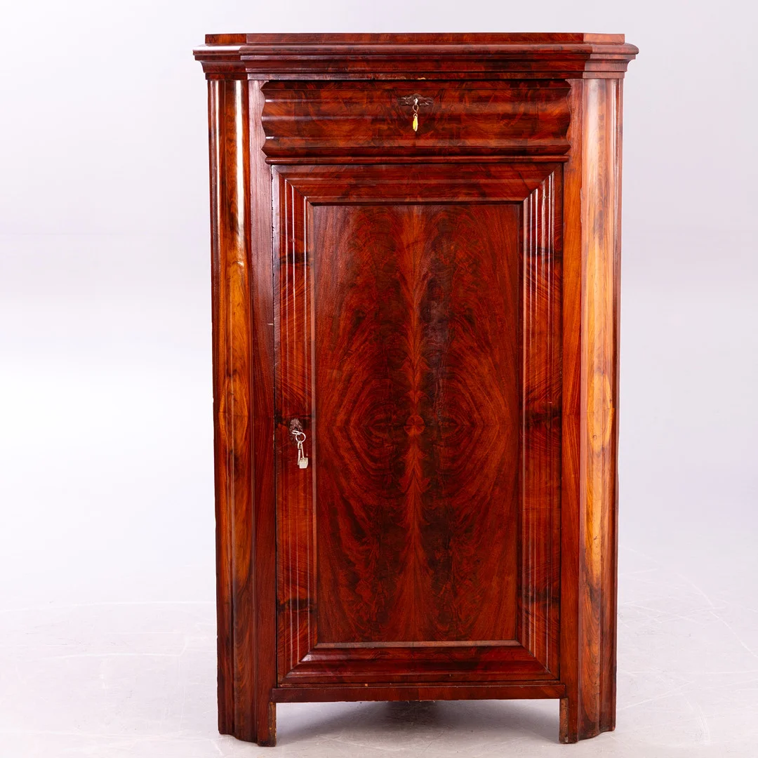 Spätbiedermeier-Eckschrank, Mahagoni, Norddeutschland, 19. Jh. — Cupboards, Cabinets & Shelves — Stockholms Auktionsverk Hamburg