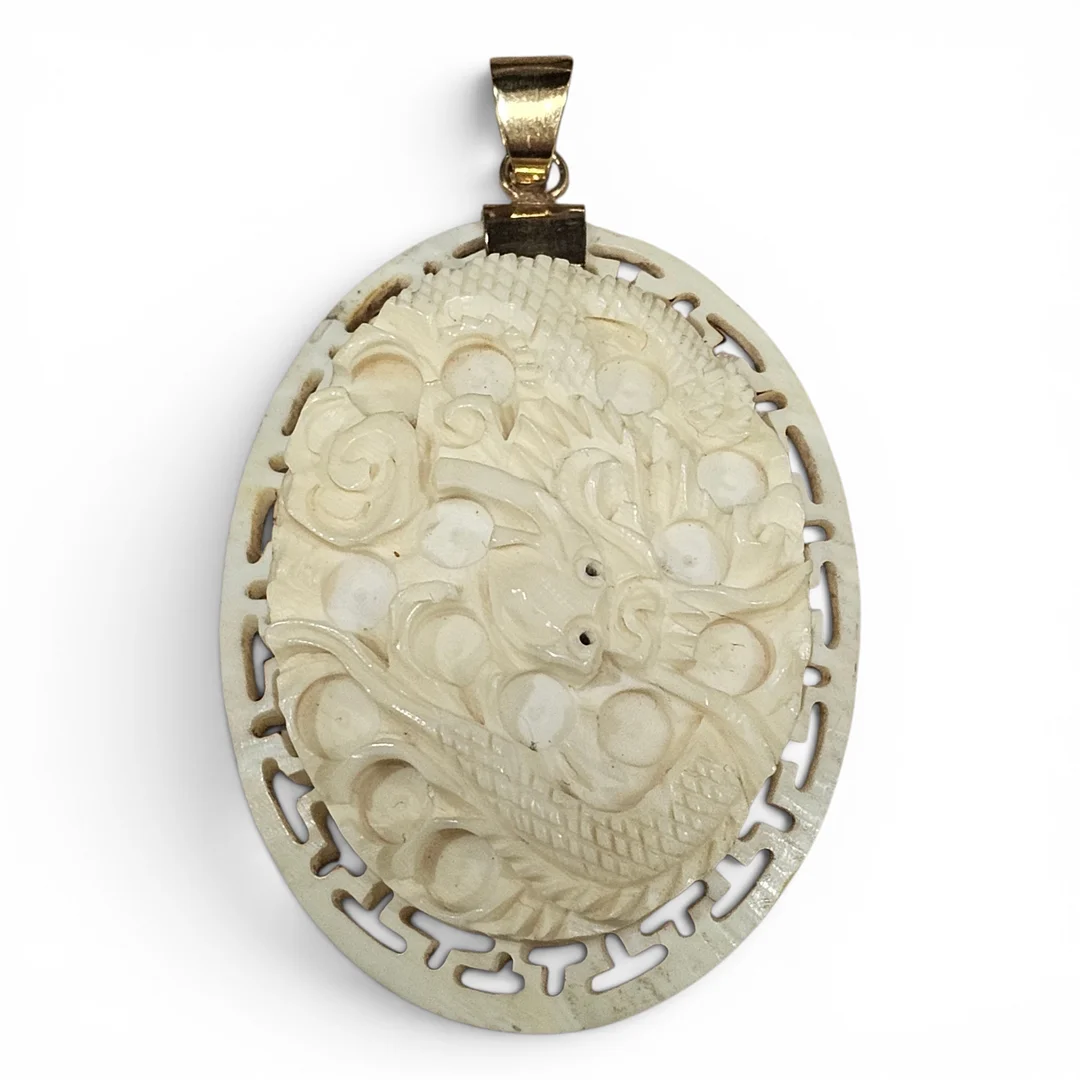 Colgante en hueso tallado con motivo de dragón y oro de 14k. — Brooches & Pendants — Arce Auctions