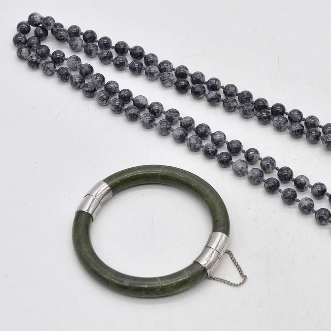 SCHMUCK-KONVOLUT AUS GLASPERLENCOLLIER UND JADEARMBAND, VINTAGE. — Necklace — Kunst- und Auktionshaus Kleinhenz