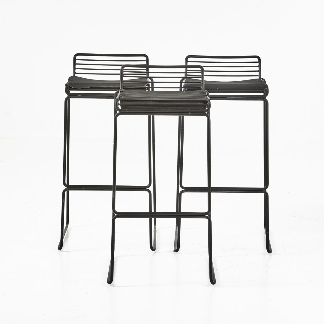 HEE WELLING. "Hee High barstol", barstolar, 3 st., HAY, Danmark, pulverlackerat stål i svart. — Armchairs & Chairs — Stockholms Auktionsverk Helsingborg