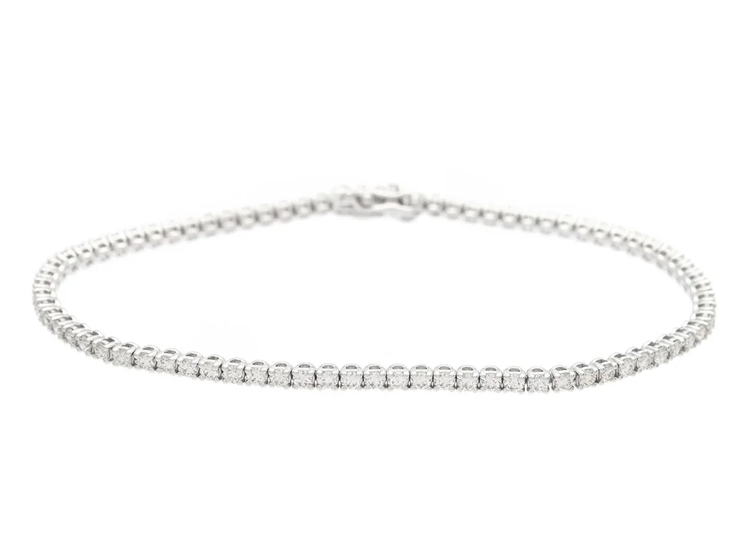 TENNISARMBAND, 18K vitguld, 78 briljantslipade diamanter ca 2,02 ctv, ca TW-TCa/VS-SI, längd 17 cm, vikt 6,6 g. — Smycken/Tennisarmband — Kaplans