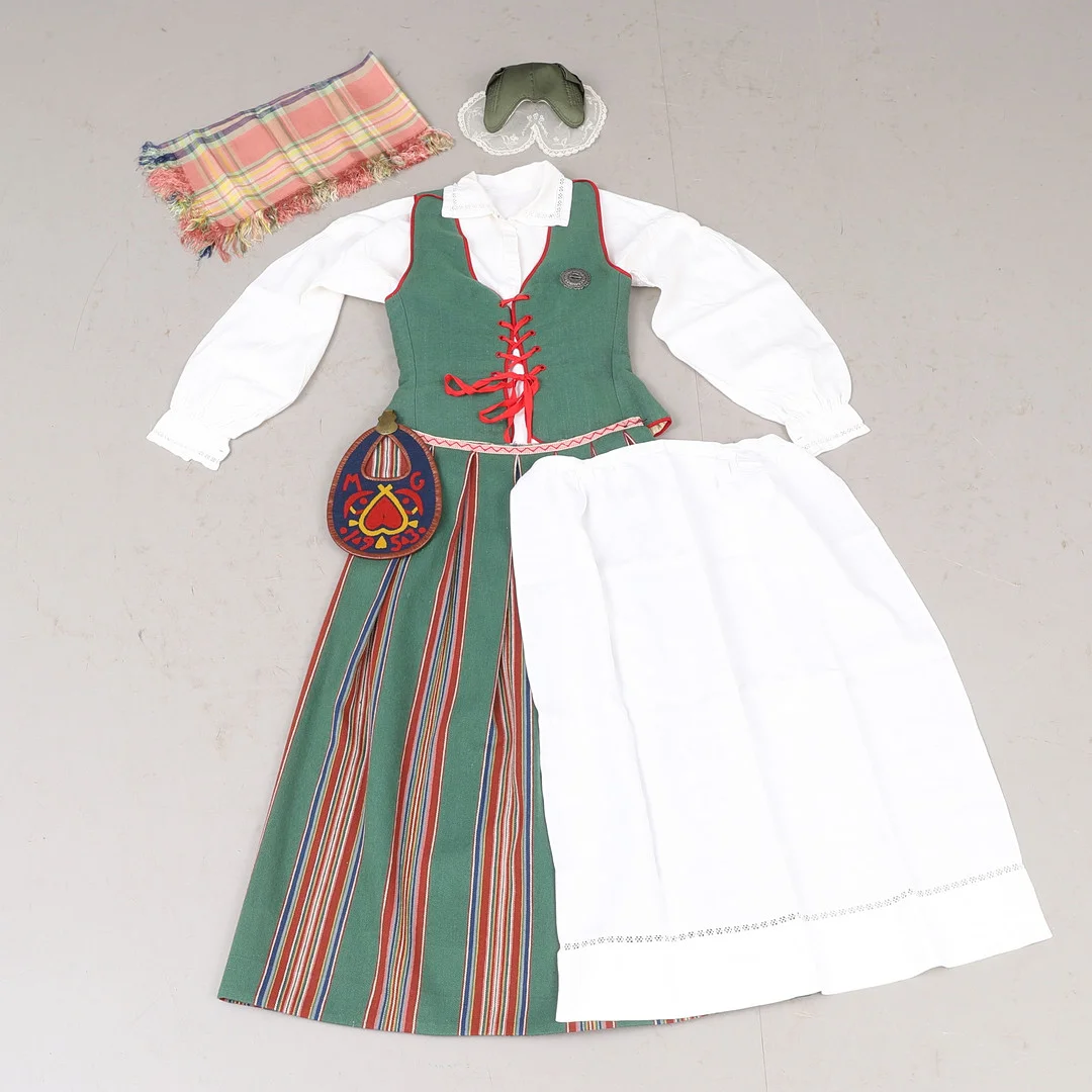 FOLKDRÄKT, 8 delar, Ångermanland, Bjätrå Socken 1953. — Vintage & Designer Fashion — RA Auktionsverket Norrköping