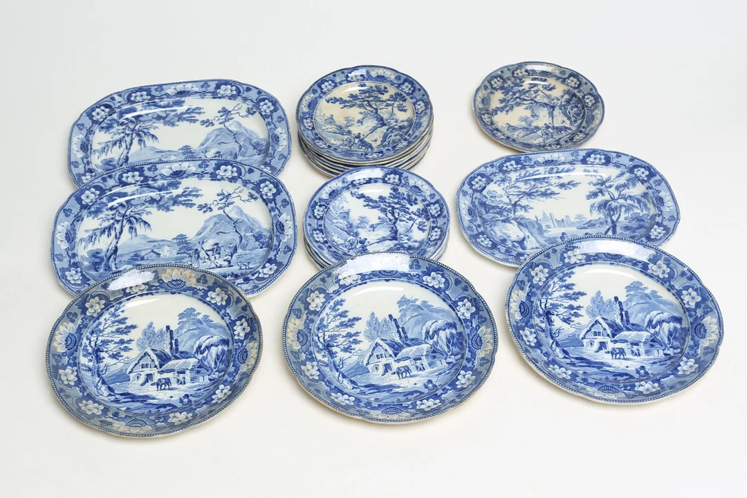 SERVISDELAR 19 st, flintgods, Davenport, 1800-tal. — Tableware — Kalmar Auktionsverk