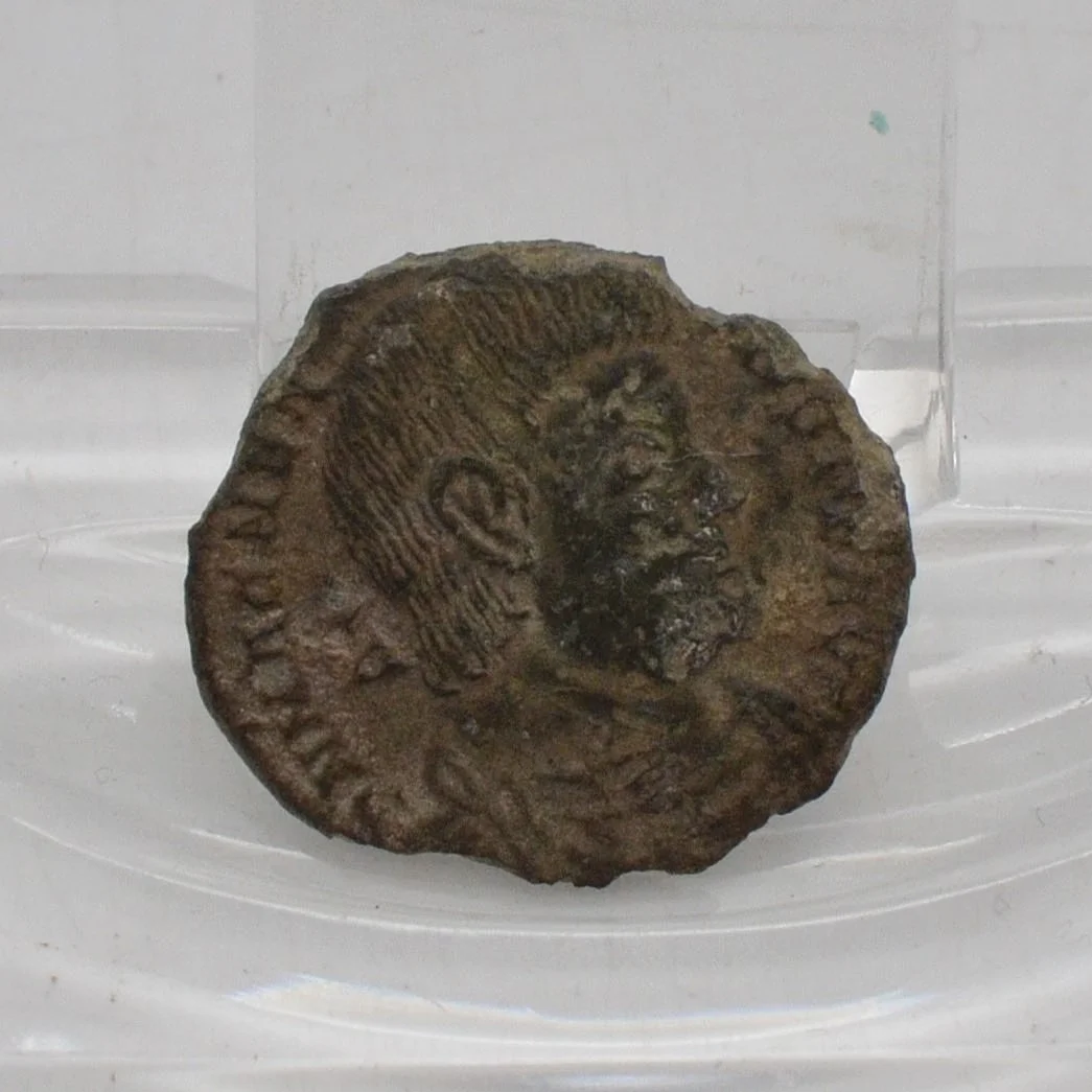 RÖMISCHE MÜNZE, MAGNETIUS 350-351 N. CHR., MIT MAGNETIUS ZU PFERDE, BRONZE 3 G, DM CA. 20 MM. — Coins & Banknotes — Kunst- und Auktionshaus Kleinhenz