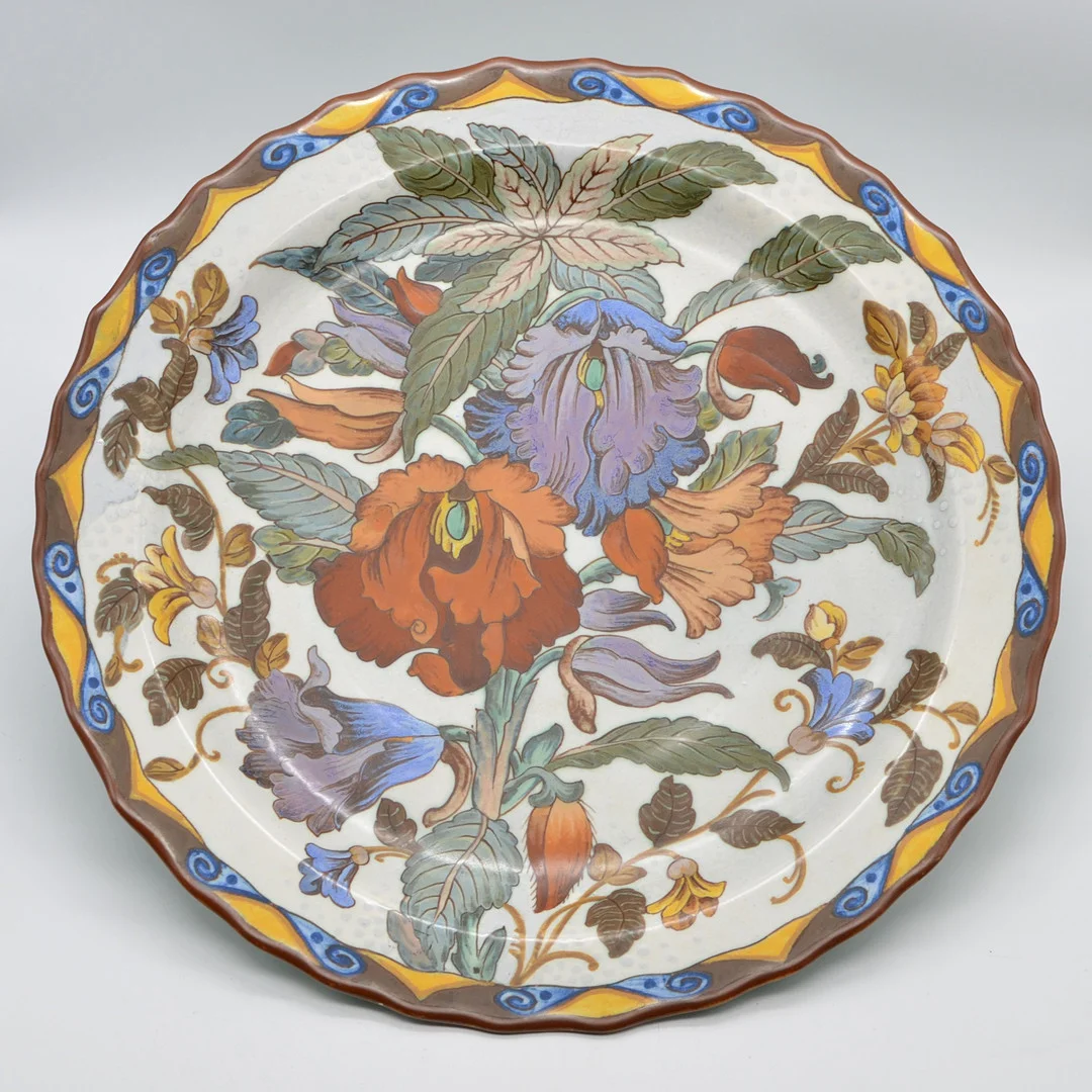 KONINKLIJK GOUDA ROYAL, "UNICA", GROSSER ZIERTELLER, STEINGUT, HANDBEMALT, HOLLAND, UM 1930. — European — Kunst- und Auktionshaus Kleinhenz