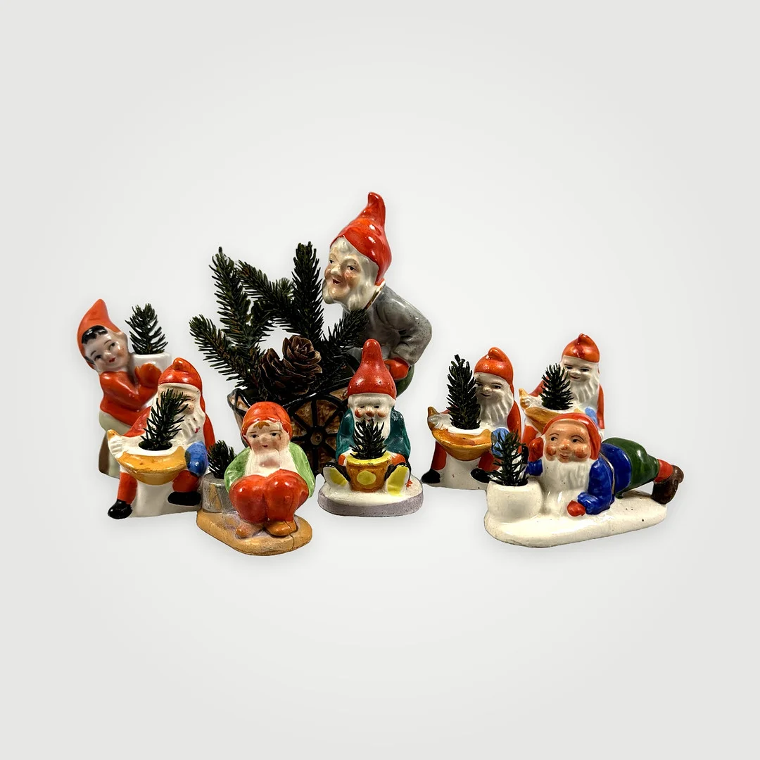 TOMTAR, 8 st, porslin, 1900-talets mitt. — Other collectables — Auktionshuset STO Bohuslän