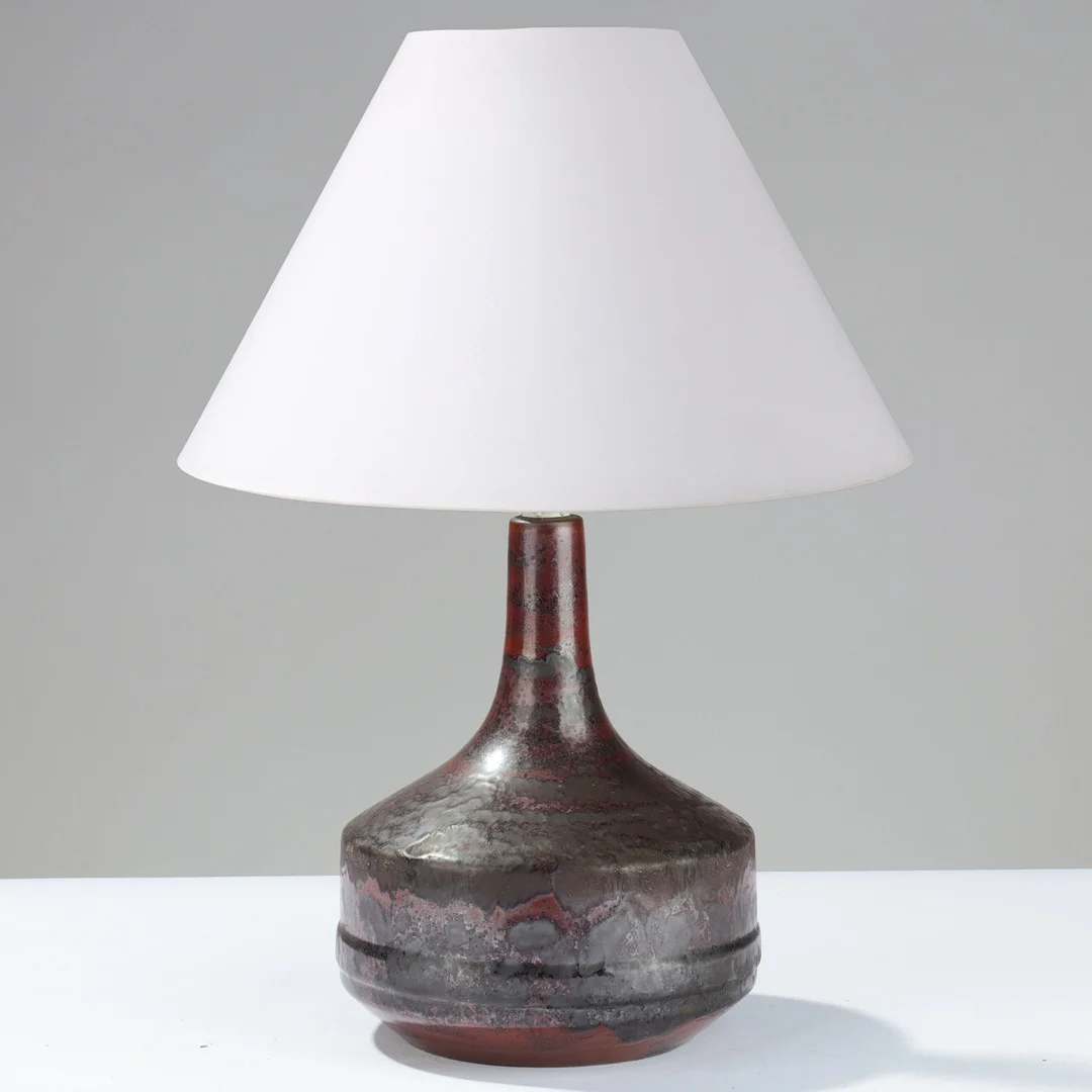 DÉSIRÉE STENTØJ: Bordlampe af stentøj glaseret i rødbrune og sorte nuancer, Danmark, 1960/70'erne. — Table Lamps — Palsgaard Kunstauktioner