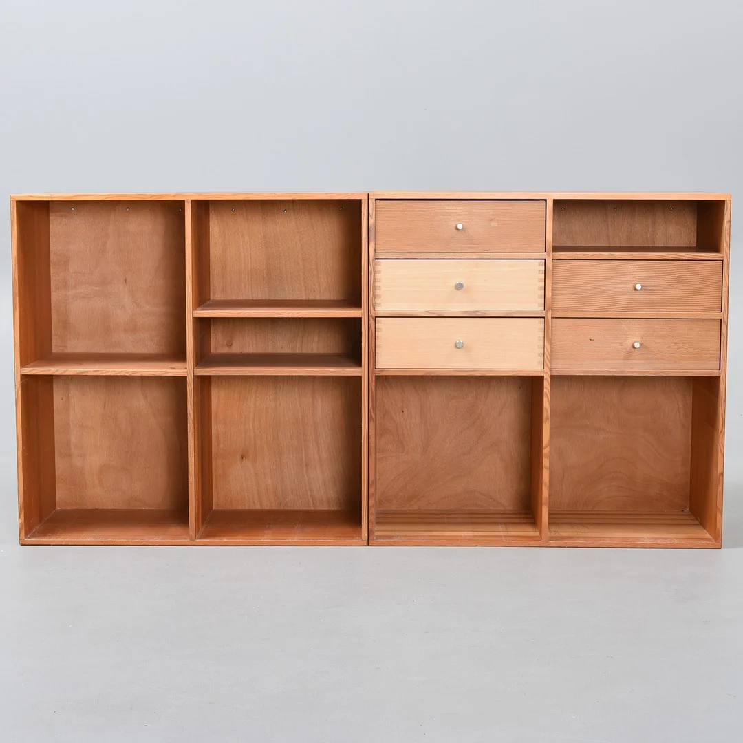 AT-BO REOL to reolmoduler af massivt fyrretræ med skuffer, Danmark, 20. århundrede (2). — Cupboards, Cabinets & Shelves — Sørensen Auktioner