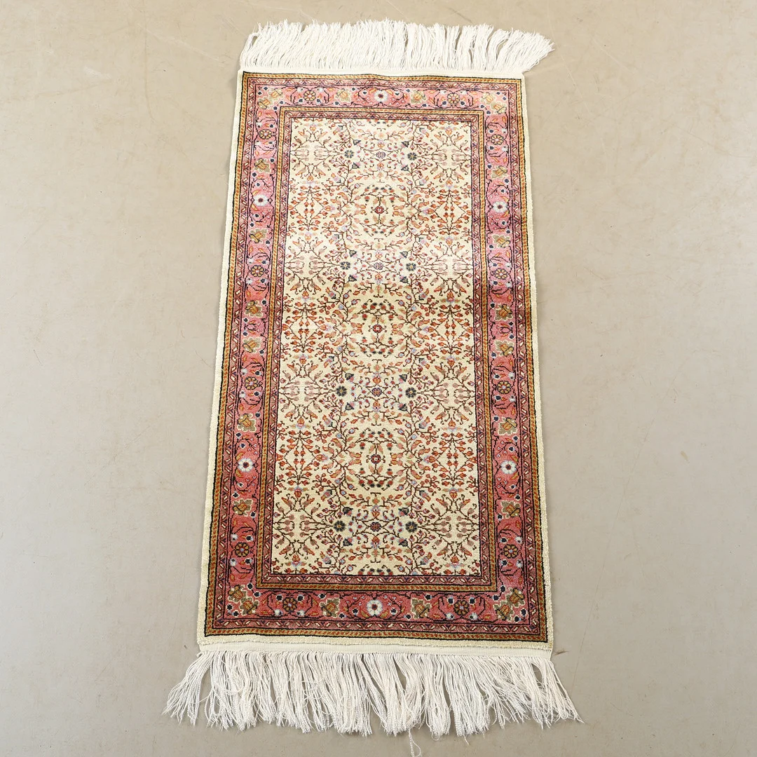 MATTA, orientaliskt, silkesinslag, 122 x 61 cm. — Oriental Carpets & Textiles — Helsingborgs Auktionskammare