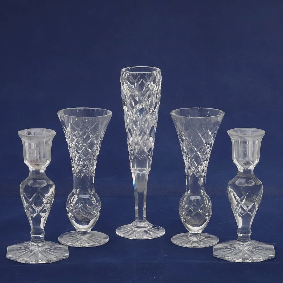 PARTI KRISTALL, 5 st. Vaser och ljusstakar, bl.a. Kosta. — Utility glass — Örebro Stadsauktioner