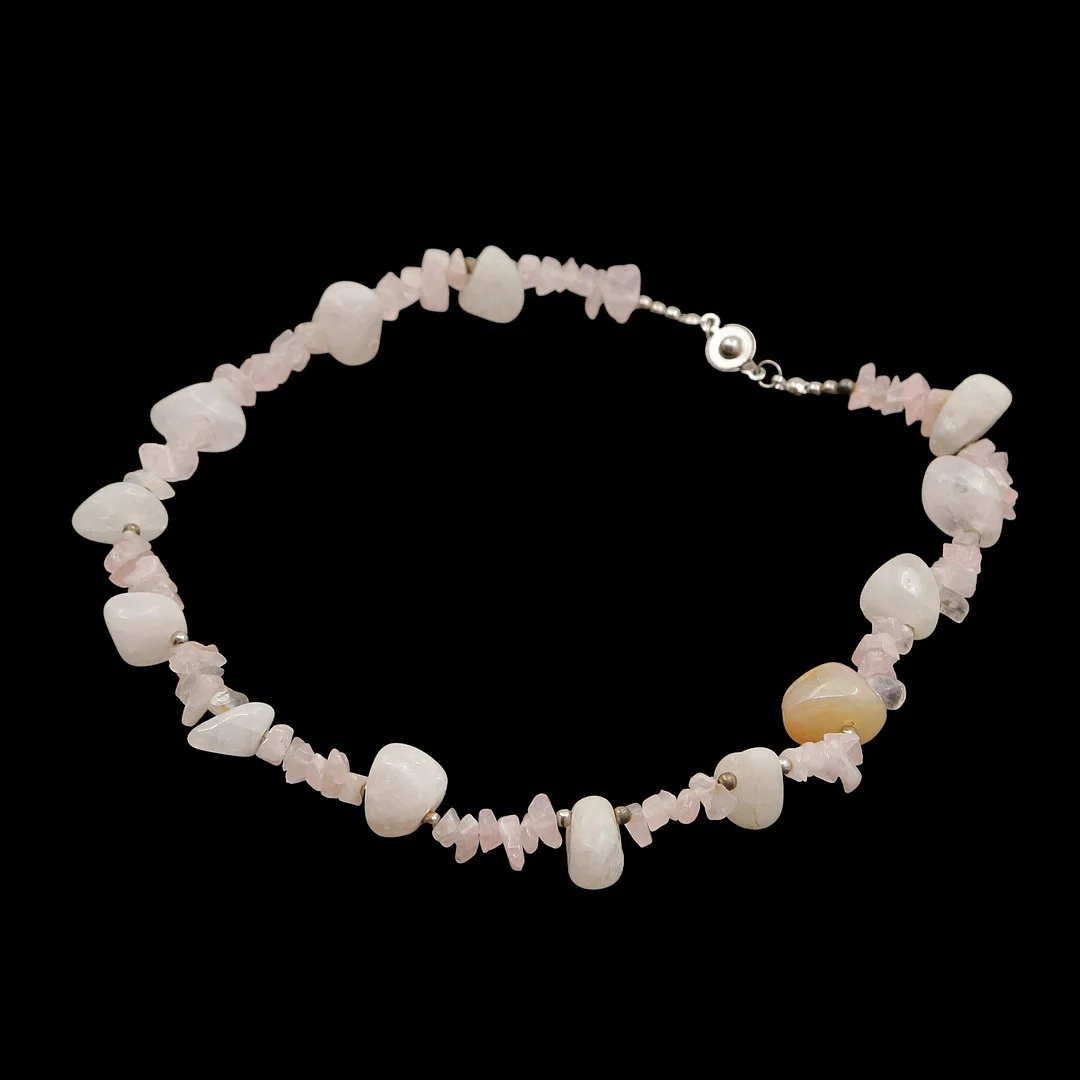HALSBAND MED ROSENKVARTS STENAR (46cm). — Jewellery — Auktionskammaren Sydost Kalmar