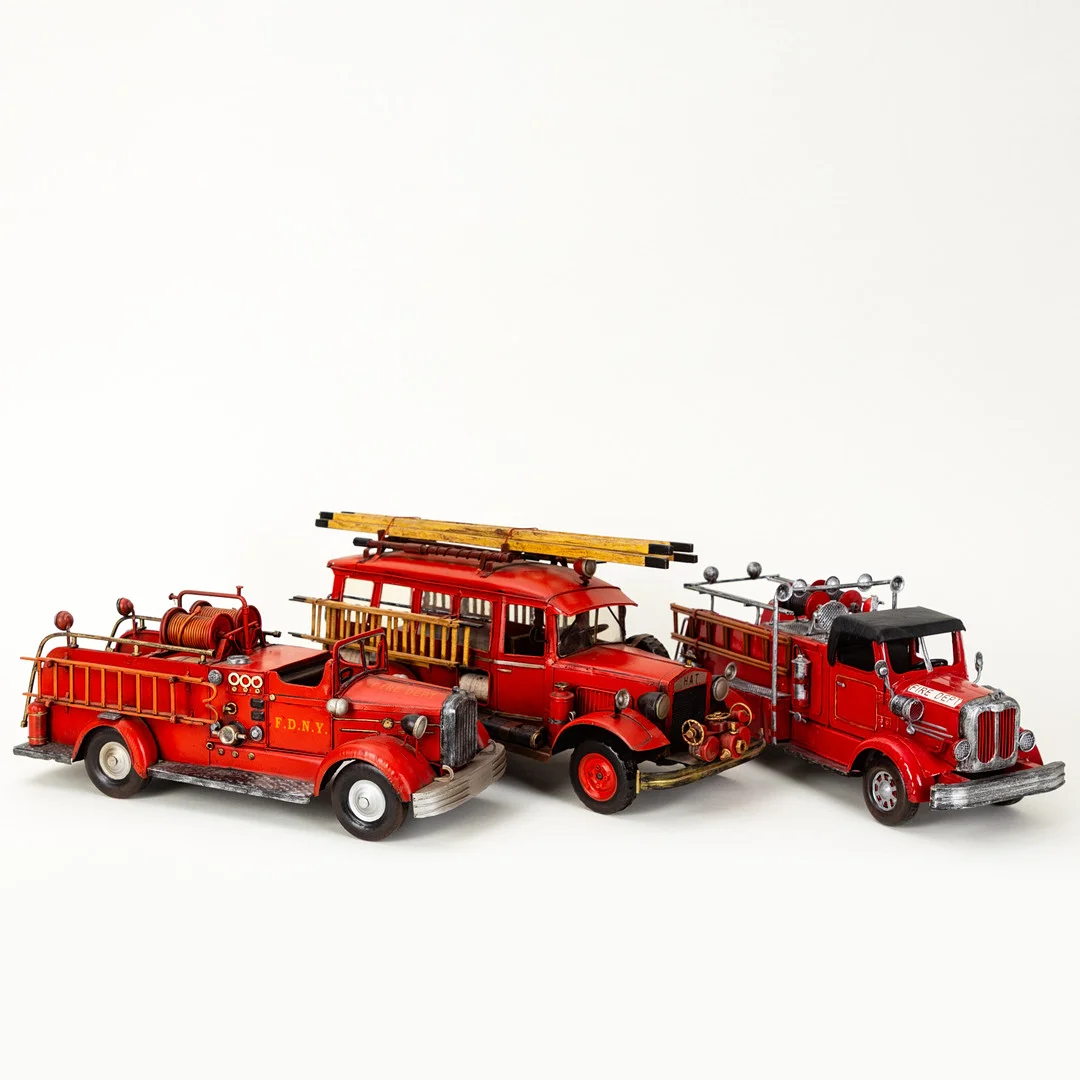 Feuerwehrfahrzeuge aus Blech, rot und schwarz lackiert, Dekoration Modelle (3). — Toys — Stockholms Auktionsverk Hamburg