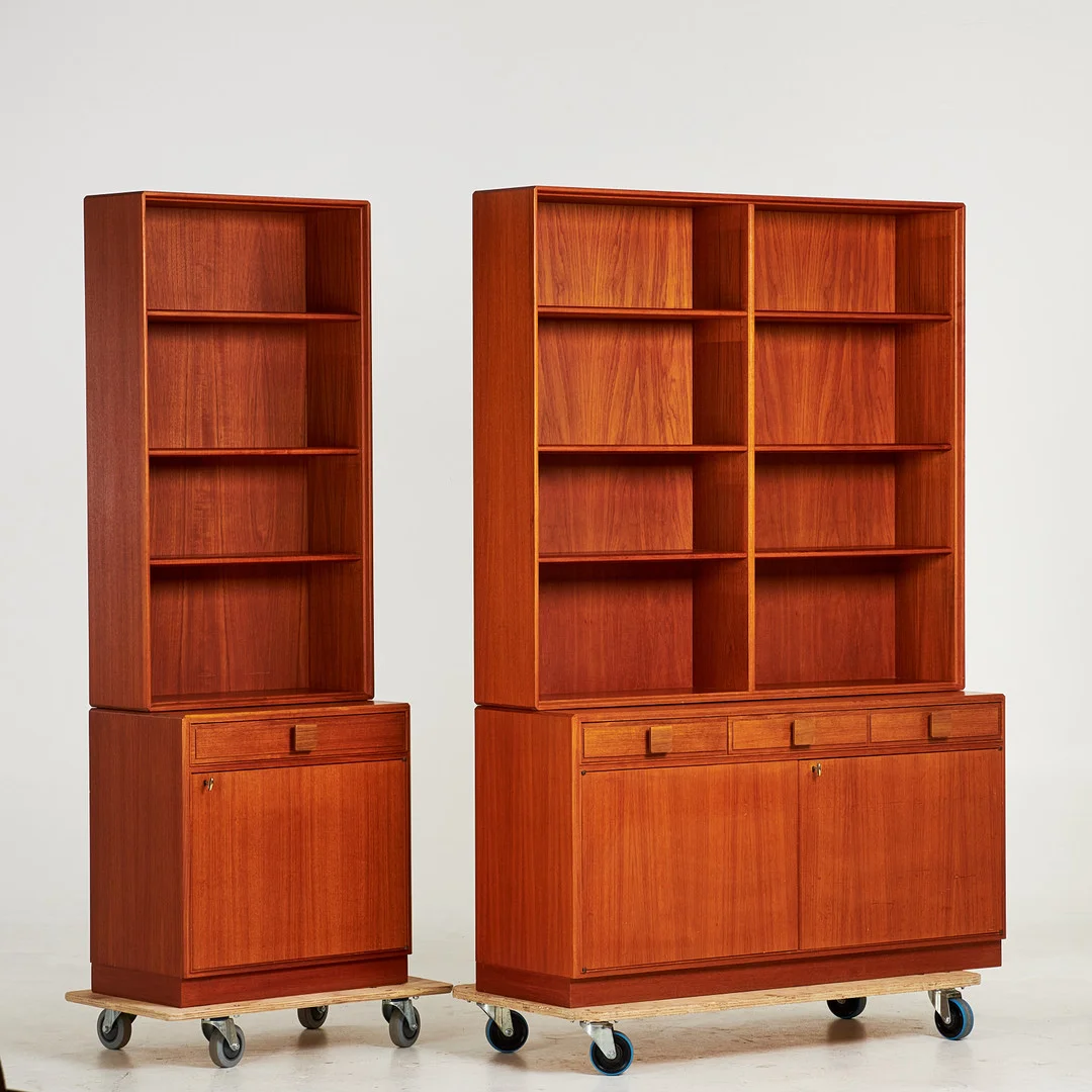 BERTIL FRIDHAGEN. Bokhyllor, 2 sektioner, teak, Bodafors, 1900-talets andra hälft. — Cupboards, Cabinets & Shelves — Stockholms Auktionsverk Sickla