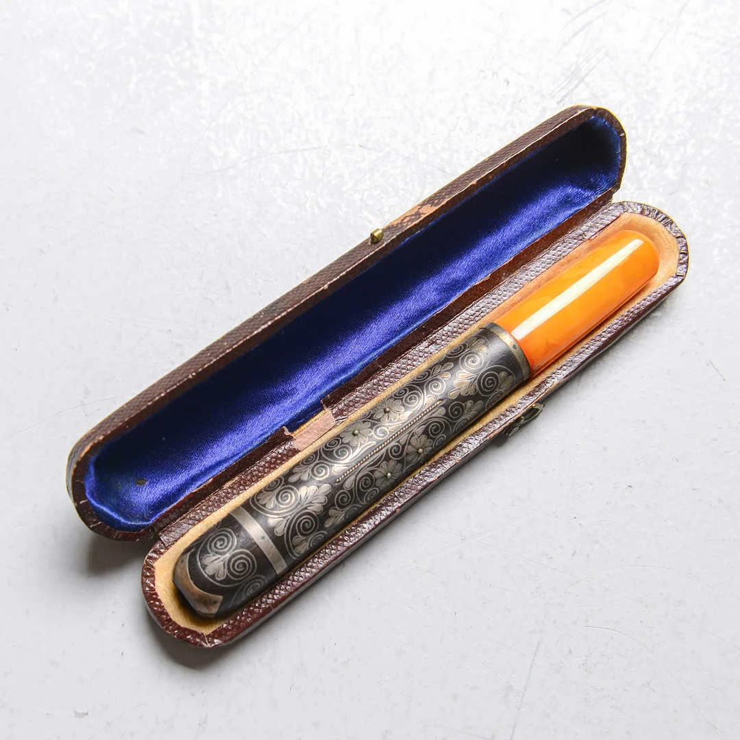 CIGARETTMUNSTYCKE, bärnsten och silver, troligen Ryssland, 1800-talets senare del. — Silver — Formstad Auktioner