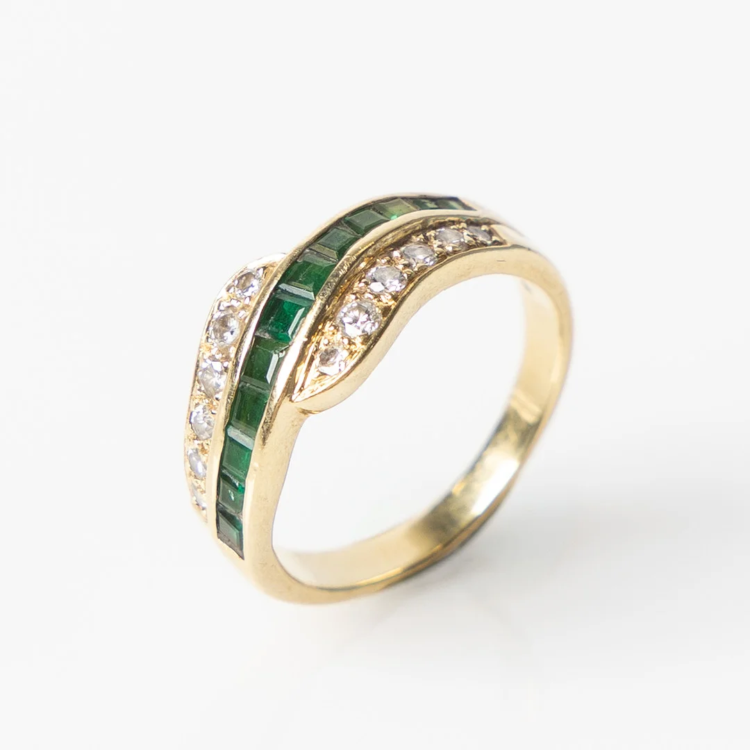 RING, 18K guld med briljantslipade diamanter och fasettslipade smaragder, kattfotstämplad. — Rings — Stockholms Auktionsverk Helsingborg