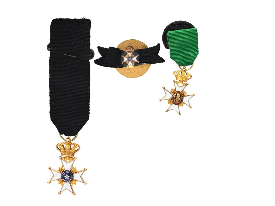 3 MINIATYRER, 18K guld / silver, emalj, Nordstjärneorden och Vasaorden, total vikt med band och knappar 11,7 g, skadad emalj på den minsta. — Medaljer/Ordenstecken — Kaplans