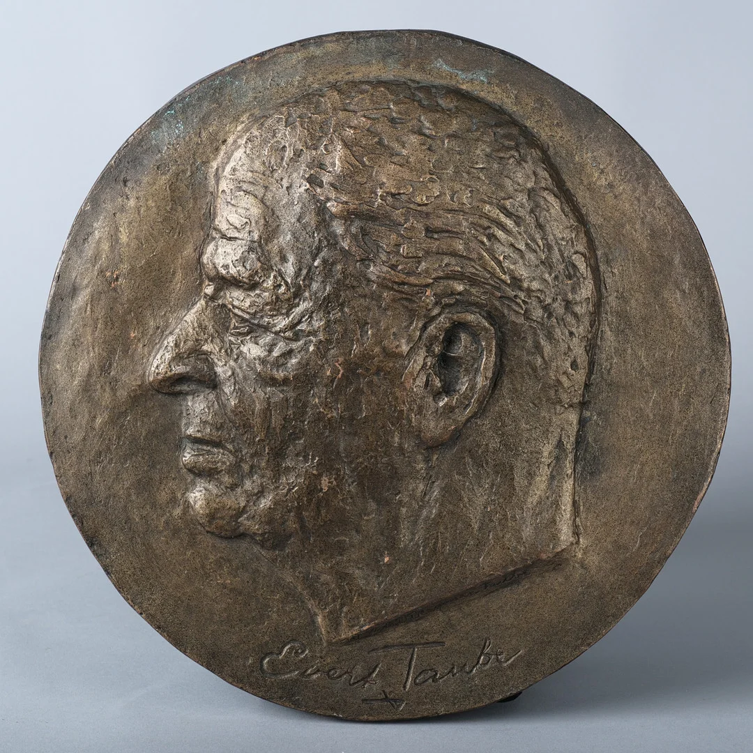 ASTRI BERGMAN-TAUBE. Väggrelief av Evert Taube, brons och koppar, 406/450, signerad, 1974. — Sculptures & Bronzes — Wickmans