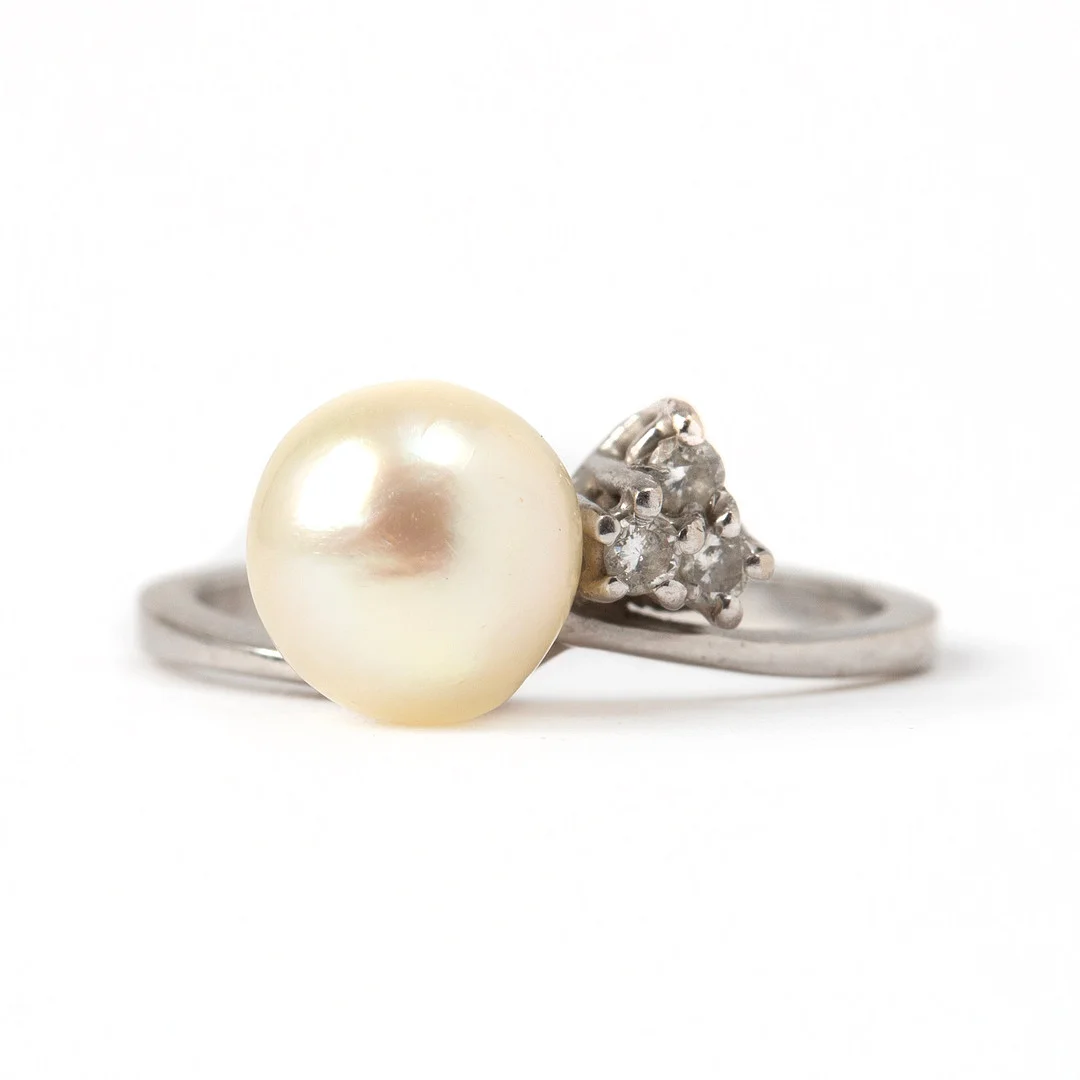 RING, 18K vitguld med odlad pärla och briljantslipade diamanter. — Rings — Stockholms Auktionsverk Göteborg