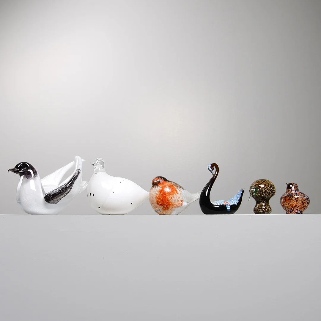 KONSTGLAS i form av fåglar, 6 st, bl.a. Bertil Vallien & Nigel Schröder. — Art glass — Formstad Auktioner