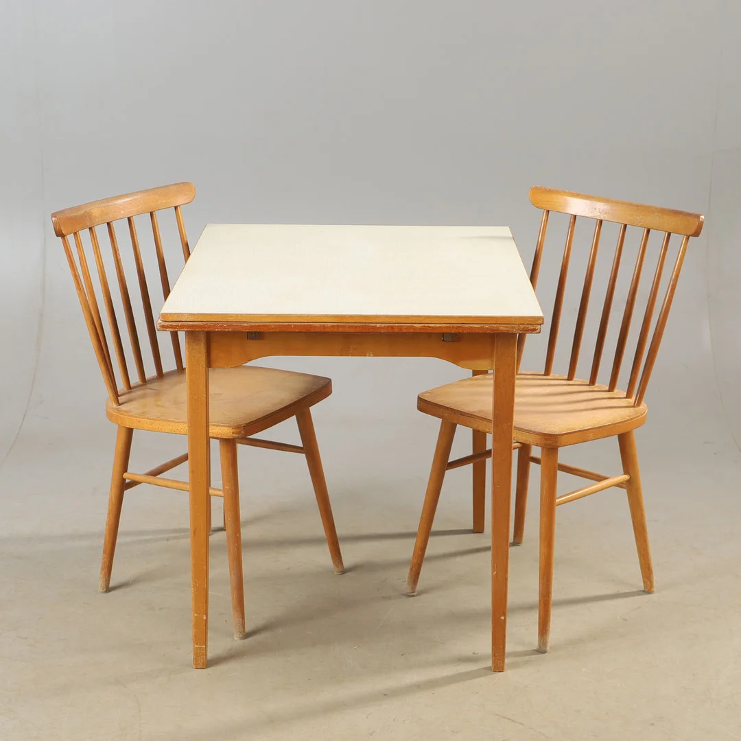 Matgrupp, 3 delar, bl a "Virrvarr", perstorpskiva med bok, Edsbyverken, 1900-talets mitt. — Tables — Helsingborgs Auktionskammare