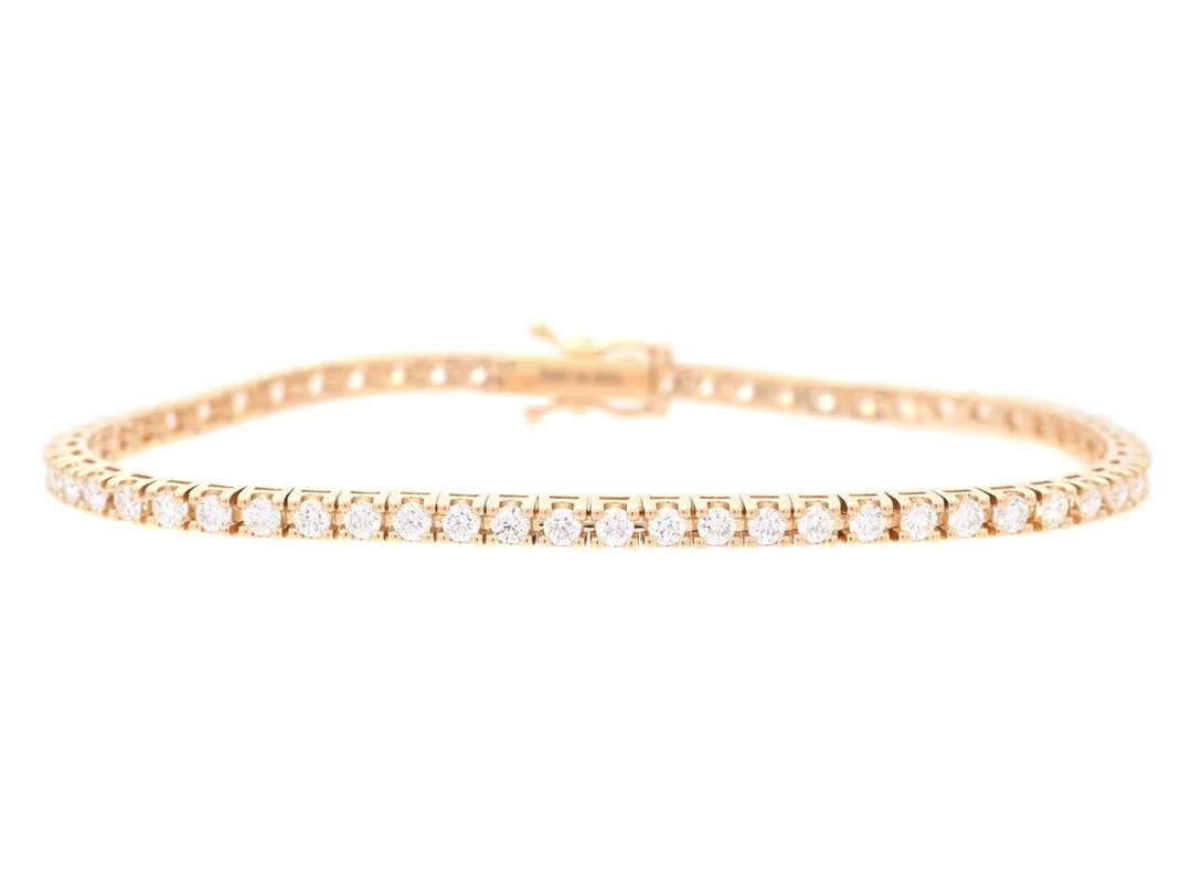 TENNISARMBAND, 18K guld, 61 briljantslipade diamanter ca 2,39 ctv, ca TW-W/VVS-VS, längd 17,5 cm, vikt 10,9 g. — Smycken/Tennisarmband — Kaplans