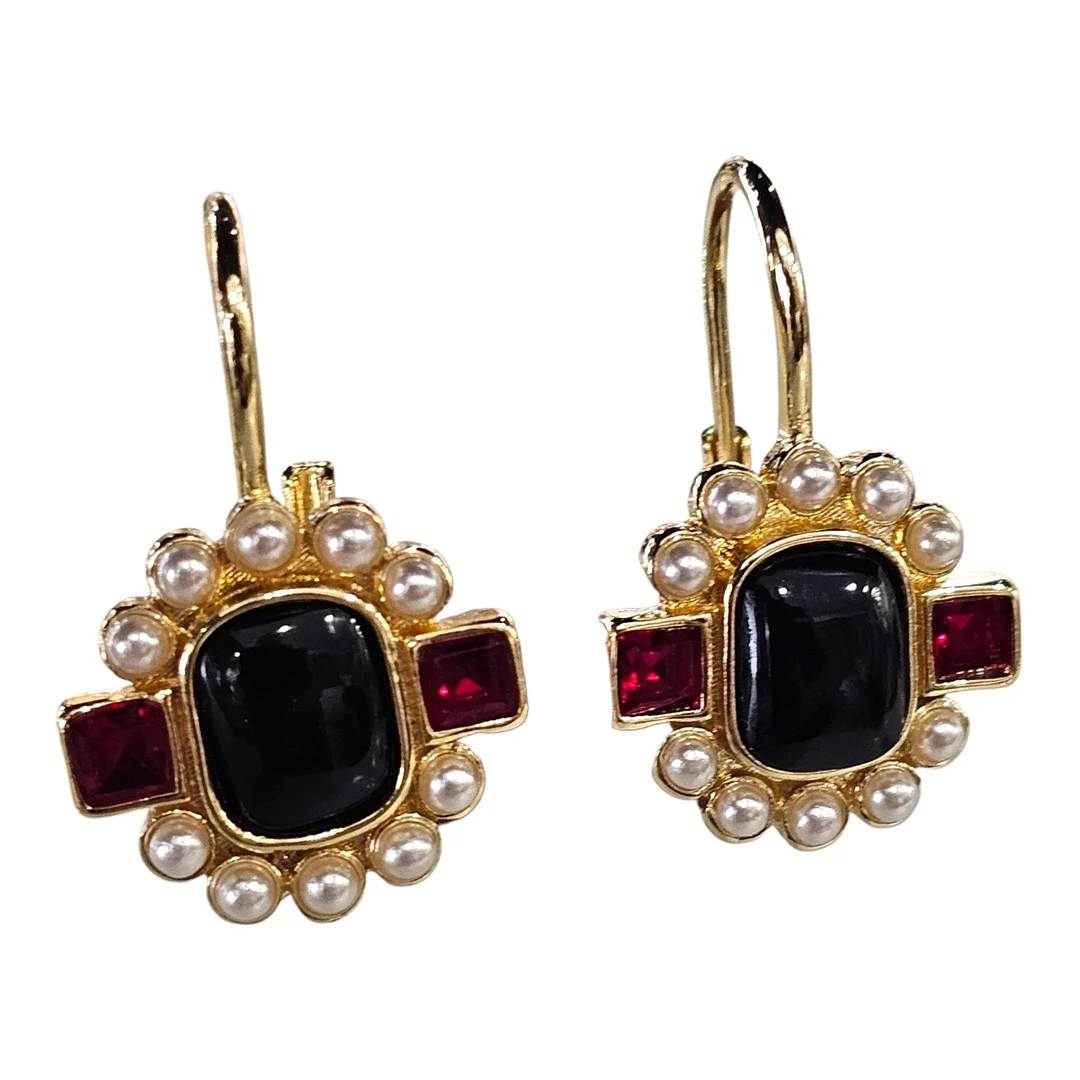 Pendientes estilo victoriano en metal dorado y símil perlas. — Earrings — Arce Auctions