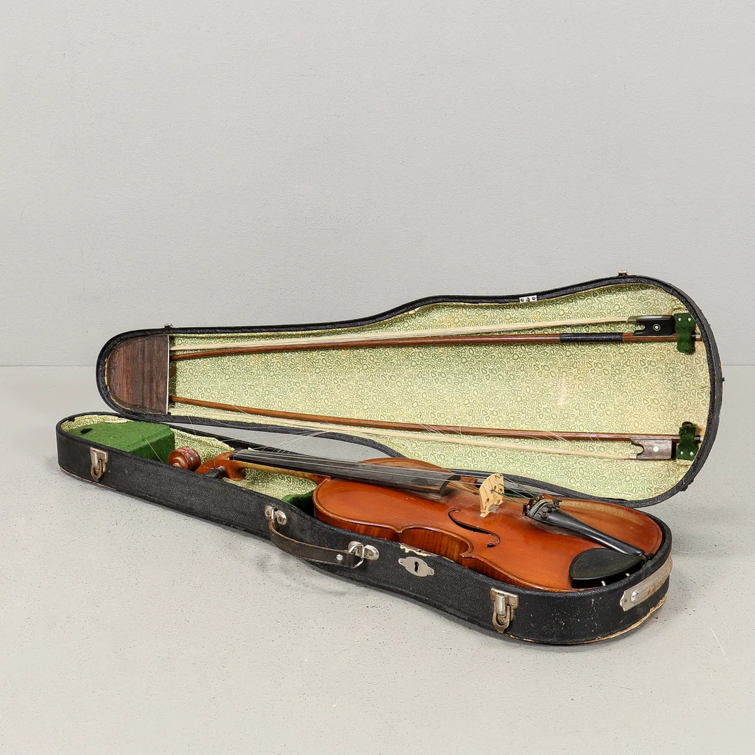 FIOL Renoverad av Erik Algesten Gunnarskog 1975. — Musical instruments — Karlstad Hammarö Auktionsverk